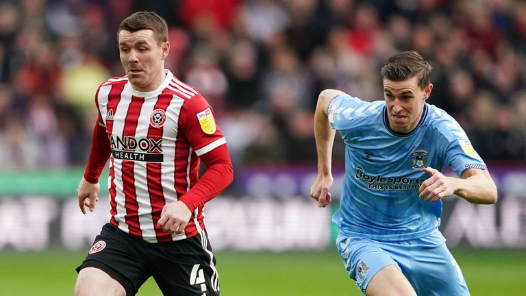 Sheffield United's John Fleck and Coventry City's Ben Sheaf battle for the ball