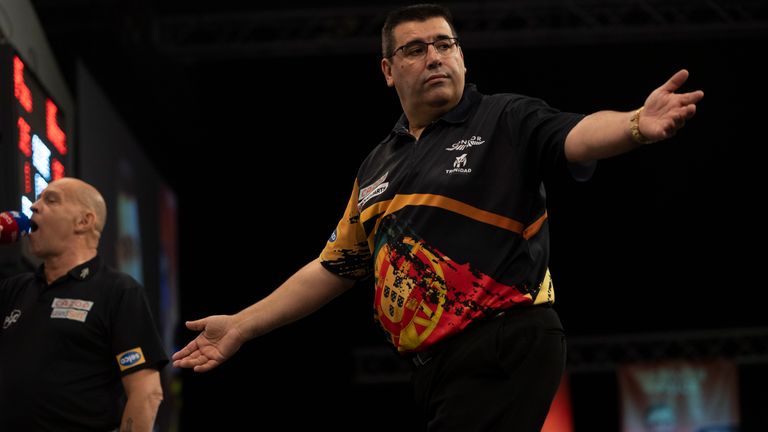 CAZOO GRAND SLAM OF DARTS.ALDERSLEY LEISURE VILLAGE.WOLVERHAMPTN.PIC: LAWRENCE LUSTIG.GROUP STAGE 3.JOSE DE SOUSA V LUKE HUMPHRIES.JOSE DE SOUSA IN ACTION