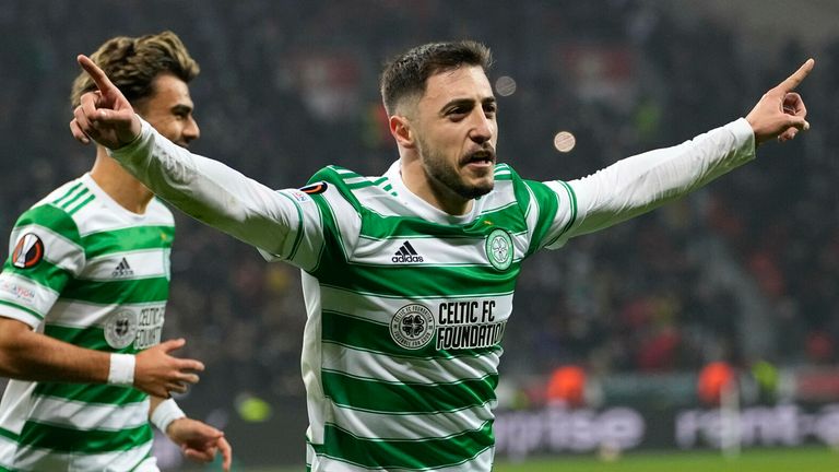 Josip Juranovic celebra tras marcar un penalti para el Celtic ante el Bayer Leverkusen