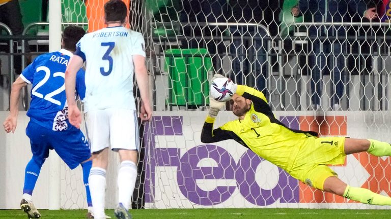 El portero de Escocia Craig Gordon ataja un penalti contra Moldavia