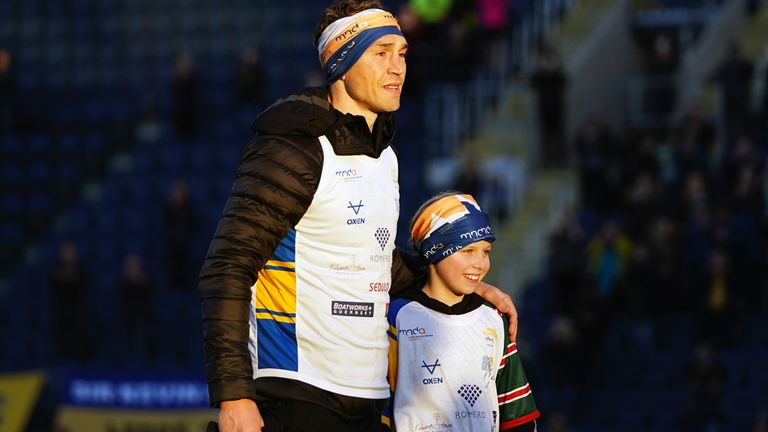 Sinfield entró en Headingley con la hija de Rob Burrow, Macy, después de completar su carrera de 101 millas en 24 horas.