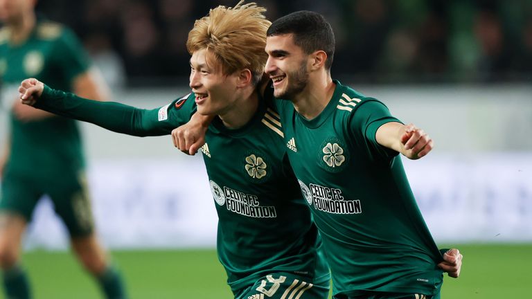 Kyogo Furuhashi (L) du Celtic célèbre son 1-0 avec Liel Abada contre Ferencvaros