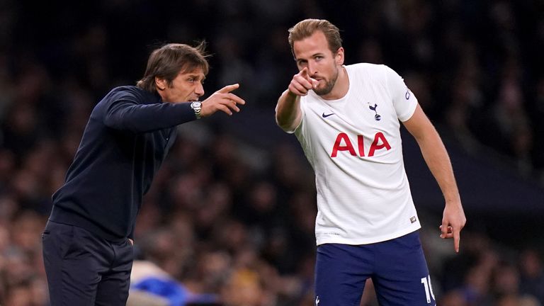 Antonio Conte talks to Harry Kane at the pitch