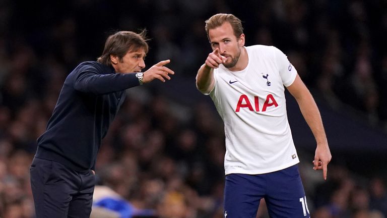 Antonio Conte speaks to Harry Kane pitchside