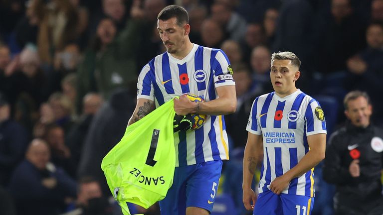 Lewis Dunk takes the keepers jersey and replaces Sanchez in goal for the final few minutes of the game