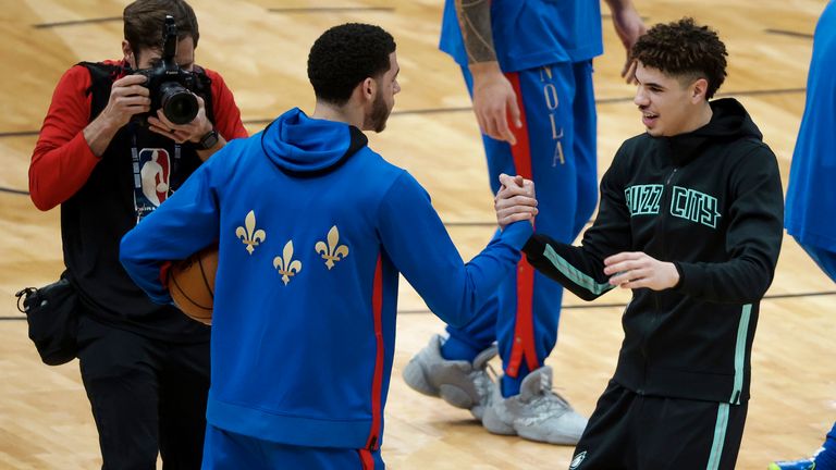 Naujojo Orleano „Pelicans“ gynėjas Lonzo Ballas ir Charlotte Hornets gynėjas Lamelo Ballas susitiks aikštėje prieš NBA krepšinio rungtynes ​​Naujajame Orleane, penktadienį, 2021 m. sausio 8 d. (AP nuotrauka / Derickas Hingle'as)
