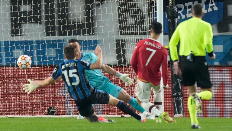 Cristiano Ronaldo segna il Manchester United contro l'Atalanta