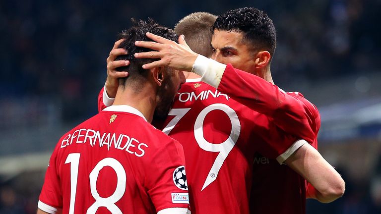 Cristiano Ronaldo del Manchester United celebra su primer gol ante el Atalanta