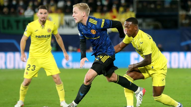 Manchester United's Donny van de Beek and Villarreal's Pervis Estupinan battle for the ball