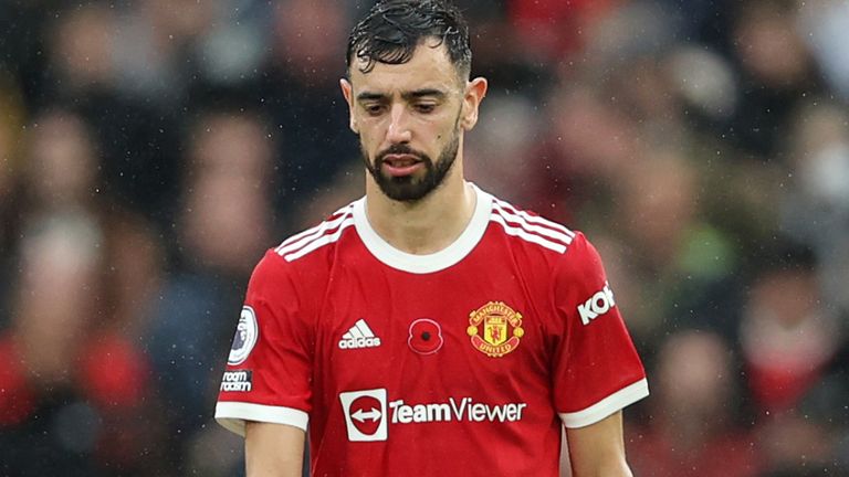 Bruno Fernandes looks dejected after City&#39;s opener