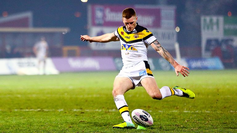 Sneyd spent the 2014 season at Castleford where he played alongside Salford assistant Danny Orr