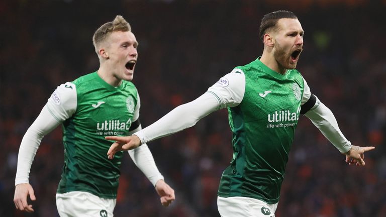 Hibs'  Martin Boyle (à droite) célèbre avec Jake Doyle-Hayes après avoir fait 1-0 contre les Rangers