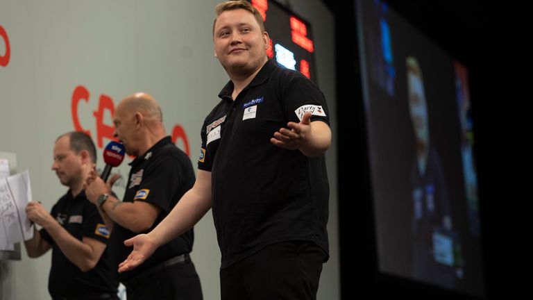 CAZOO GRAND SLAM OF DARTS.ALDERSLEY LEISURE VILLAGE.WOLVERHAMPTN.PIC: LAWRENCE LUSTIG.GROUP STAGE 3.GERWYN PRICE V MARTIN SCHINDLER.MARTIN SCHINDLER IN ACTION 