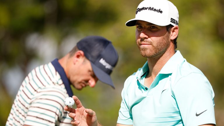 Wolfe jugó en el mismo grupo que Justin Rose (izquierda), quien está a ocho golpes de la mitad del camino.