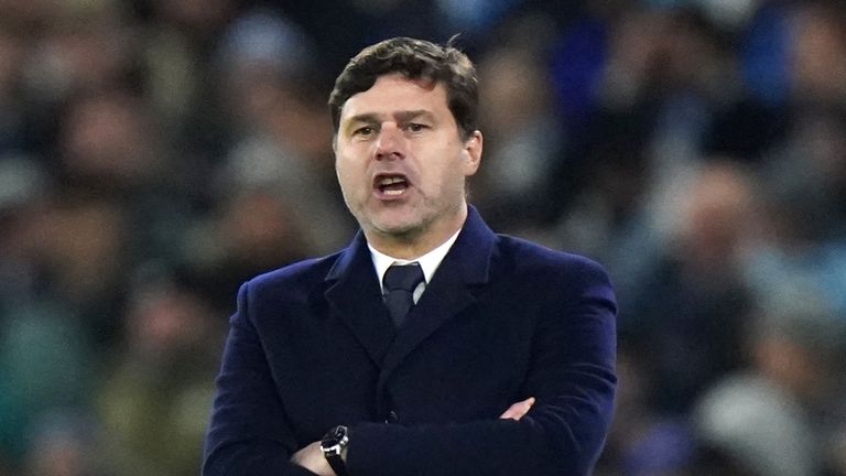 L'entraîneur du Paris Saint-Germain Mauricio Pochettino sur la ligne de touche lors du match de la Ligue des champions, groupe A