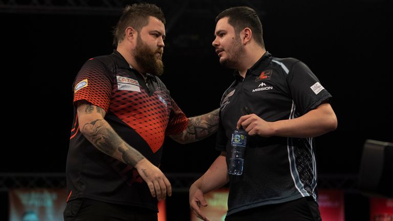 CAZOO GRAND SLAM OF DARTS.ALDERSLEY LEISURE VILLAGE.WOLVERHAMPTN.PIC: LAWRENCE LUSTIG.GROUP STAGE 3.MICHAEL SMITH V JOE DAVIS.JOE DAVIS IN ACTION