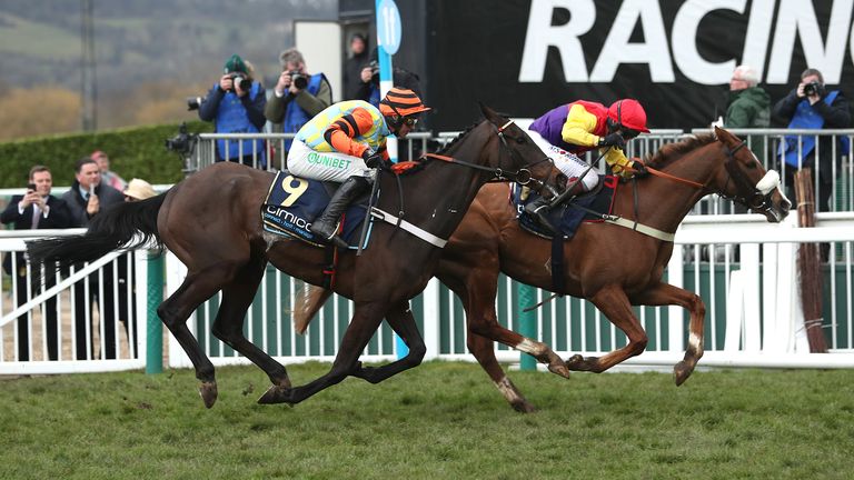 Native River monté par Richard Johnson (à droite) avec Might Bite monté par Nico de Boinville en route vers la victoire dans la Cheltenham Gold Cup en 2018                                    