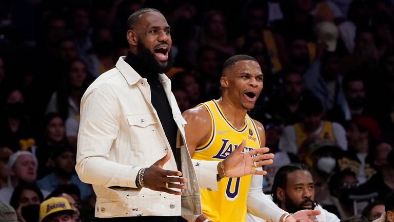 LeBron James en ropa de calle y Russell Westbrook miran durante la 'Los Angeles Lakers'  derrota al OKC Thunder