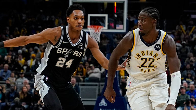 El escolta de los Indiana Pacers Caris LeVert (22) supera al escolta de los San Antonio Spurs Devin Vassell (24) durante la segunda mitad de un partido de baloncesto de la NBA en Indianápolis, el lunes 1 de noviembre de 2021. Los Pacers derrotaron a los Spurs 131-118.