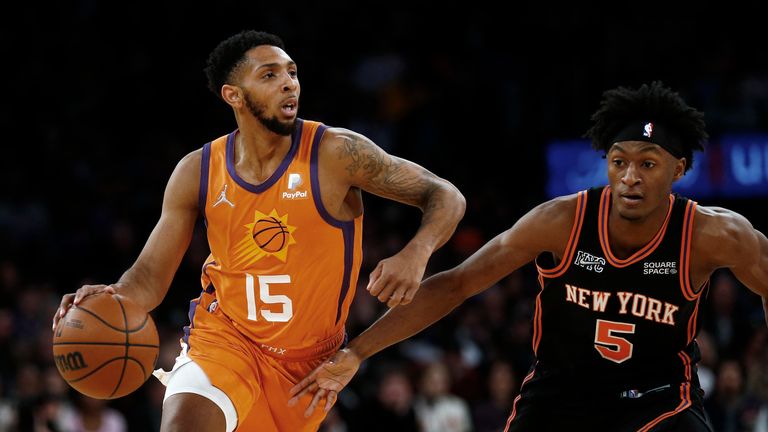 Phoenix Suns&#39; Cameron Payne (15) dribbles past New York Knicks&#39; Immanuel Quickley during the second half of an NBA basketball game Friday, Nov. 26, 2021, in New York. The Suns won 118-97. (AP Photo/John Munson)


