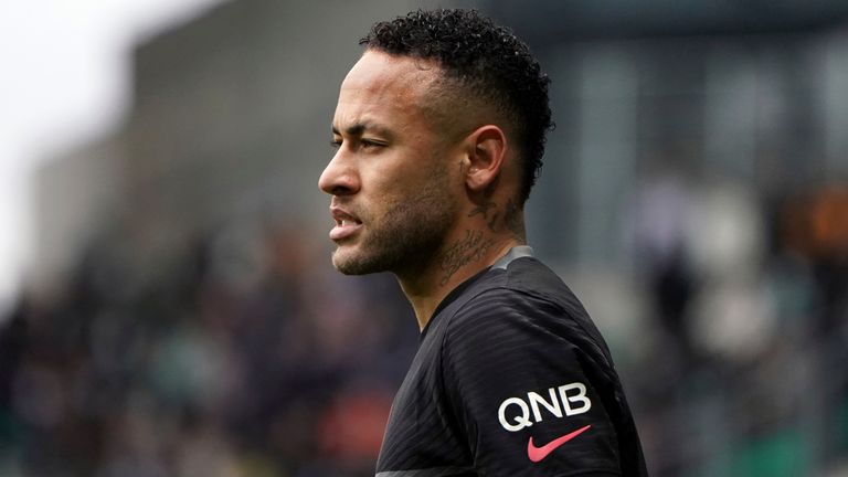 Neymar était sur civière et sera absent pendant les deux prochains mois