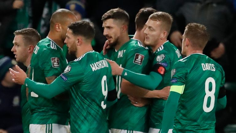 Irlanda del Norte celebra tras avanzar ante Lituania