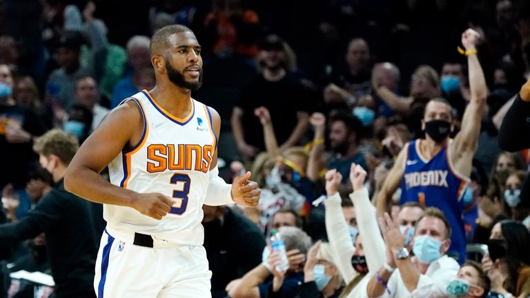 Los fanáticos animan al base de los Phoenix Suns, Chris Paul, luego de su anotación contra los New  Orleans Pelicans durante la segunda mitad de un juego de baloncesto de la NBA el martes 2 de noviembre de 2021 en Phoenix.  Los Suns ganaron 112-100.