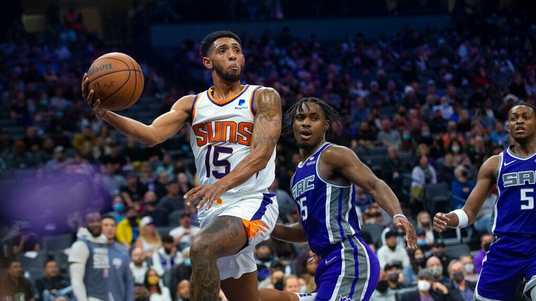 Phoenix Suns guard Cameron Payne (15) prepares to pass the ball against the Sacramento Kings during the second half of an NBA basketball game in Sacramento, Calif., Monday, Nov. 8, 2021. The Suns won 109-104. (AP Photo/Randall Benton)


