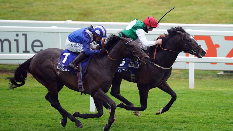 Pyledriver (lado lejano) vence a Al Aasy en la Coronation Cup en Epsom