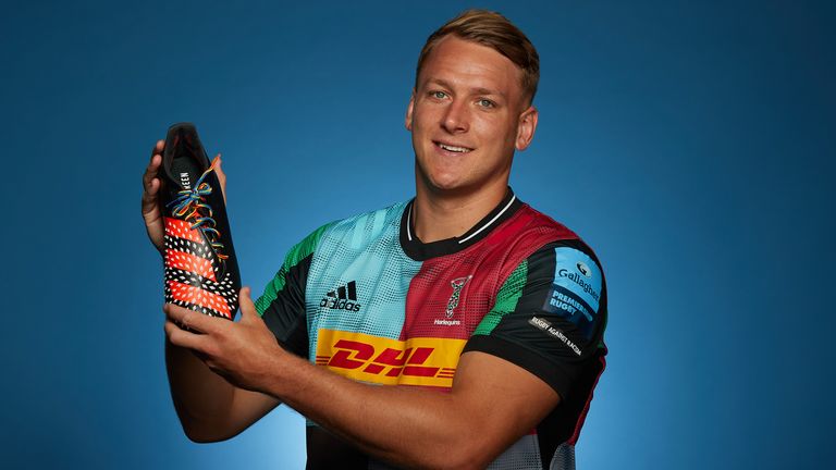 LONDRES, INGLATERRA - 9 DE SEPTIEMBRE: En esta imagen publicada el 23 de noviembre de 2021, Alex Dombrandt de Harlequins posa para una foto con un par de botas con cordones de arcoíris durante el Lanzamiento de la temporada de Rugby Premiership Gallagher en Twickenham Stadium el 9 de septiembre de 2021 en Londres. Inglaterra.  La novena ronda de la Premiership Gallagher del 26 al 28 de noviembre está dedicada a la campaña Stonewall Rainbow Laces.  (Foto de David Rogers / Getty Images)