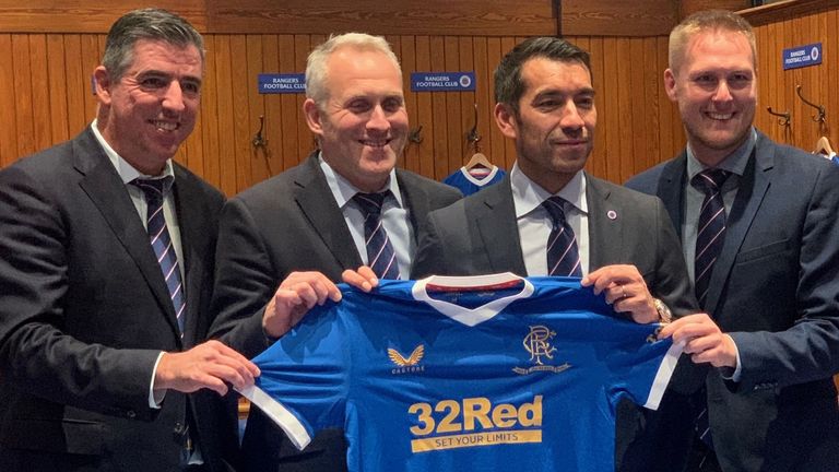 Giovanni van Bronckhorst con su cuerpo técnico de los Rangers