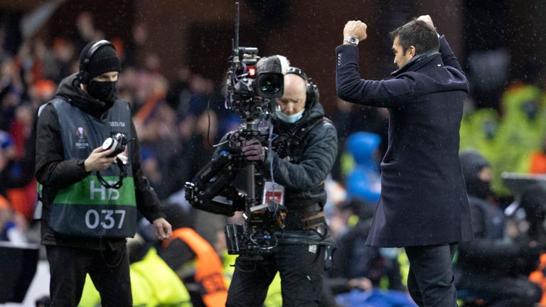 GLASGOW, SCOTLAND - 25 NOVEMBER: Manajer Rangers Giovanni van Bronckhorst melakukan selebrasi penuh selama pertandingan UEFA Europa League antara Rangers dan Sparta Prague di Ibrox Stadium pada 25 November di Glasgow, Skotlandia.