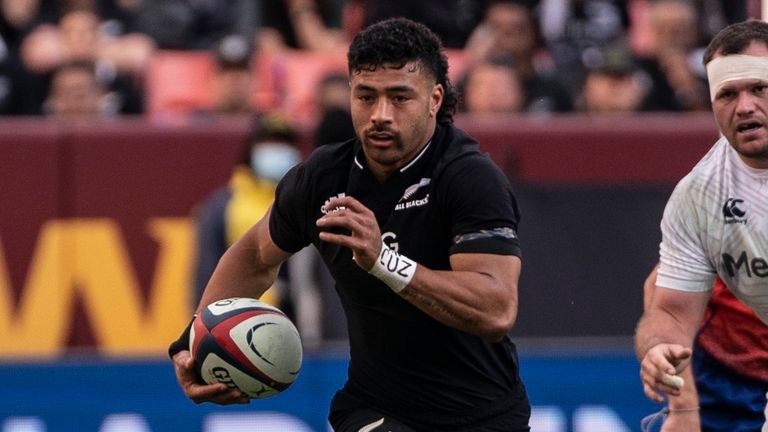 LANDOVER, MD - OCTOBER 23: All Black Richie Mo'unga (10) breaks upfield during an international Rugby match between the USA Eagles and the New Zealand All Backs on October 23, 2021, at Fedex Field, in Landover, Maryland. (Photo by Tony Quinn/Icon Sportswire via Getty Images)