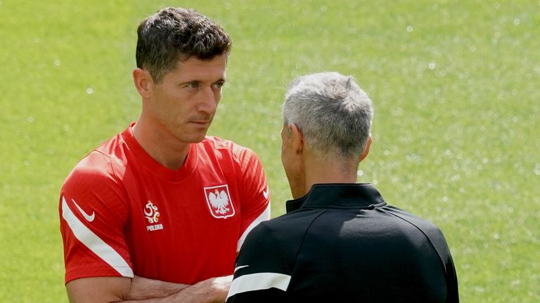 Trener reprezentacji Polski Paulo Sousa rozmawia z gwiazdą napastnika Robertem Lewandowskim