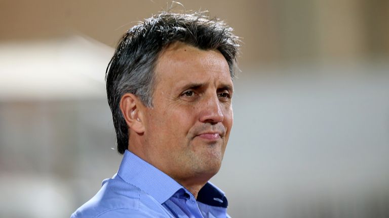 El entrenador croata de Kuwait, Romeo Jozak, responde durante un partido amistoso de fútbol entre Kuwait y Australia en el estadio del Kuwait Sports Club en la ciudad de Kuwait el 15 de octubre de 2018.
