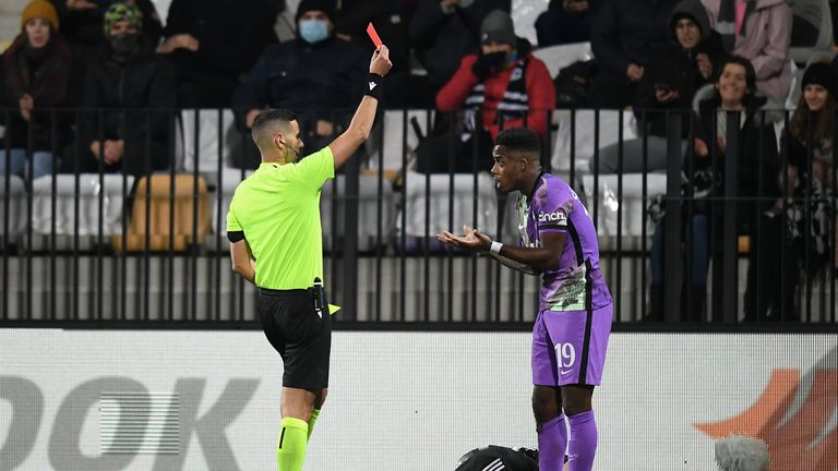 Ryan Sessegnon a reçu ses ordres de marche après une deuxième infraction à réserver à la 31e minute