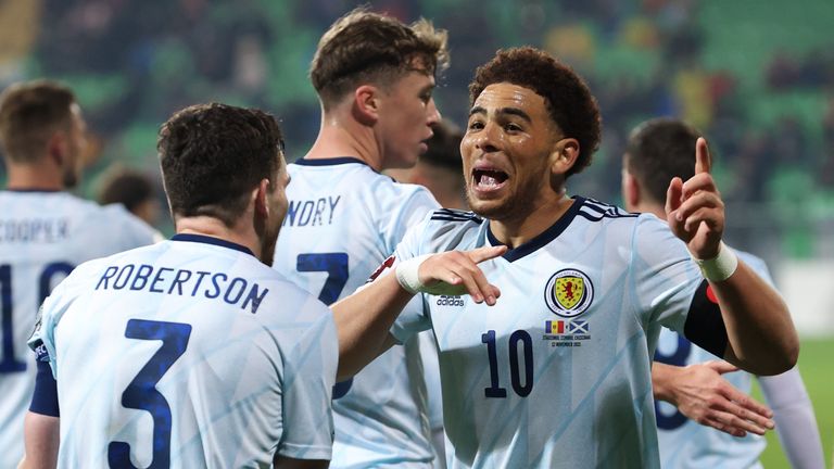 Che Adams de Escocia celebra el gol para poner el 2-0 durante el partido de clasificación para la Copa Mundial de la FIFA entre Moldavia y Escocia en el Estadio Zimbru