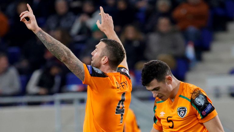 Shane Duffy célèbre après avoir marqué le premier match de la République d'Irlande