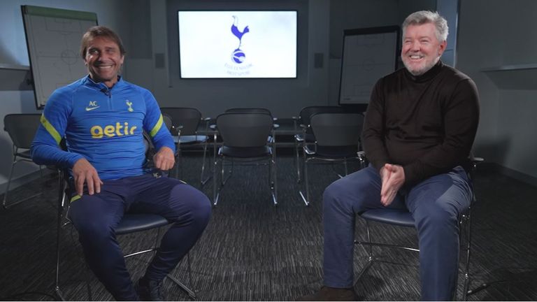 Conte sorride mentre si siede a parlare con Sky Sport