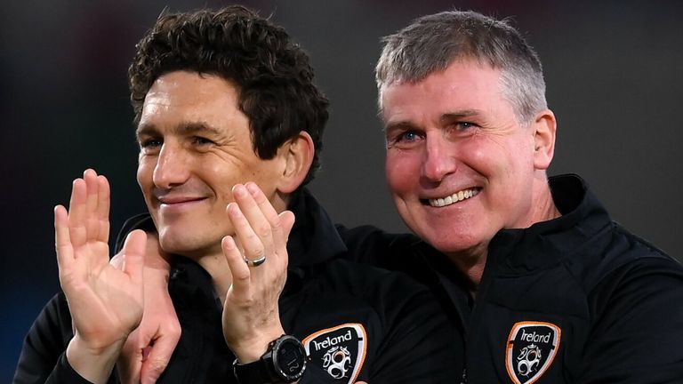 Luxembourg , Luxembourg - 14 novembre 2021;  Le manager de la République d'Irlande Stephen Kenny, à droite, avec l'entraîneur de la République d'Irlande Keith Andrews après le match du groupe A de qualification pour la Coupe du Monde de la FIFA 2022 entre le Luxembourg et la République d'Irlande au Stade de Luxembourg à Luxembourg.  (Photo de Stephen McCarthy/Sportsfile via Getty Images)