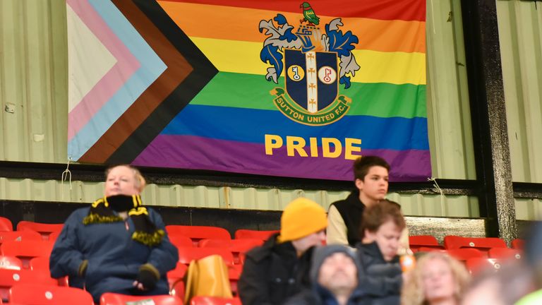 Bandera arcoíris de los aficionados visitantes durante el partido Sky Bet League 2 entre Leyton Orient y Sutton United en el Matchroom Stadium de Londres el sábado 20 de noviembre de 2021 (Foto de Ivan Yordanov / MI News / NurPhoto a través de Getty Images).
