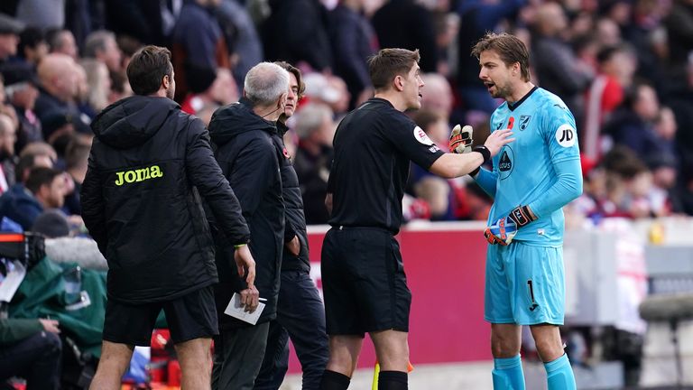 Tim Krul argues with the match officials