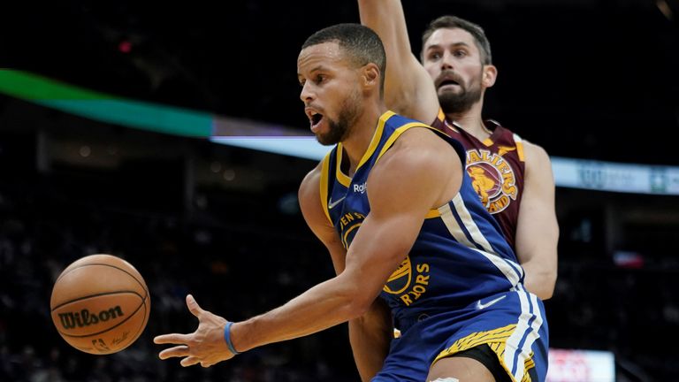Curry makes insane no-look pass