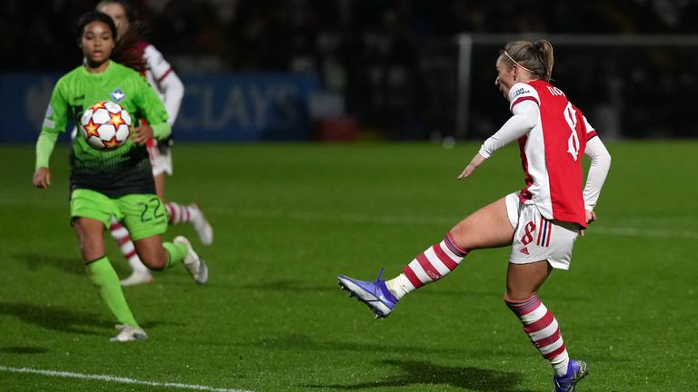 Vivianne Miedema expertly lifts in Arsenal&#39;s third