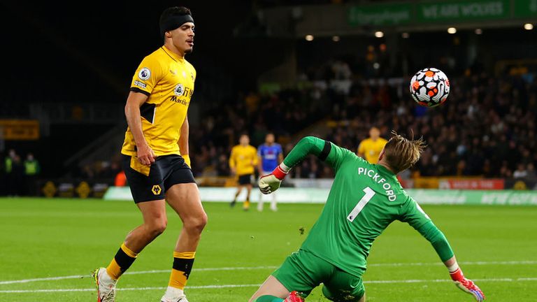 El remate elevado de Raúl Jiménez puso a los Wolves 2-0 arriba ante el Everton