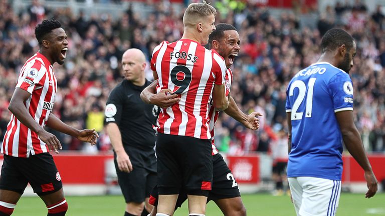 24 octobre 2021, Londres, Royaume-Uni : Londres, Angleterre, 24 octobre 2021. Mathias Zanka Jorgensen (2e R) de Brentford célèbre après avoir marqué pour le rendre 1-1 lors du match de la Premier League au stade communautaire de Brentford, Londres.  Crédit photo doit se lire : Paul Terry / Sportimage(Image Crédit : © Paul Terry/CSM via Zuma sur le fil) (Cal Sport Media via AP Images)