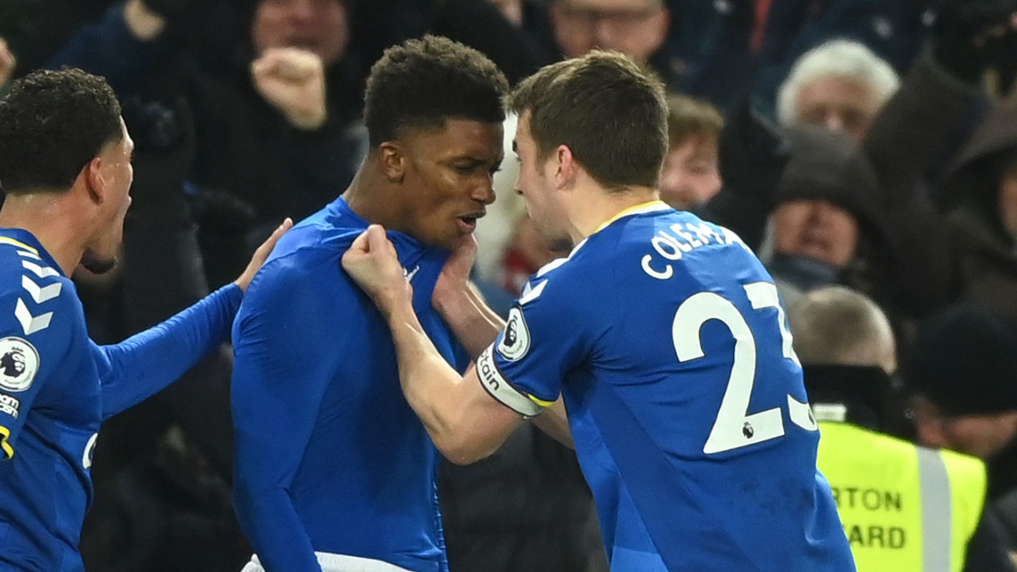 Everton 2-1 Arsenal: Demarai Gray's late strike ends Rafael Benitez's  side's winless run | Football News | Sky Sports