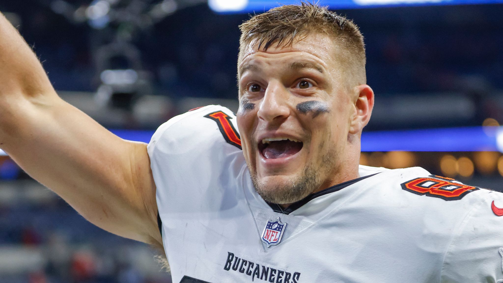 Rob Gronkowski, Tom Brady reunite with Tampa Bay Buccaneers