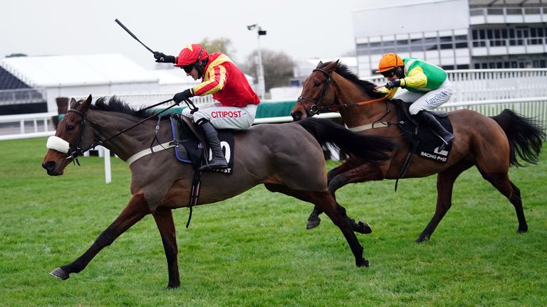 Coole Cody fends off Midnight Shadow at Cheltenham