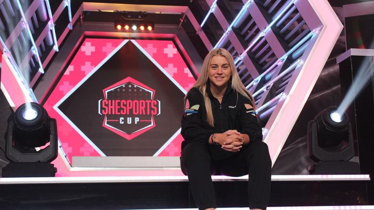 Alicia Russo runāja no ShEsports Cup Ziemassvētku īpašā pasākuma.  SheSports Cup ir sieviešu spēļu sērija, ko izstrādājusi raidorganizācija Reičela Stringere un Blueprint Sports, un tās mērķis ir iedvesmot jaunu sieviešu paaudzi piedalīties spēļu pasaulē un citās sporta un izklaides nozarēs.  Lai iegūtu vairāk informācijas, sekojiet @shesportscup vietnē Instagram.